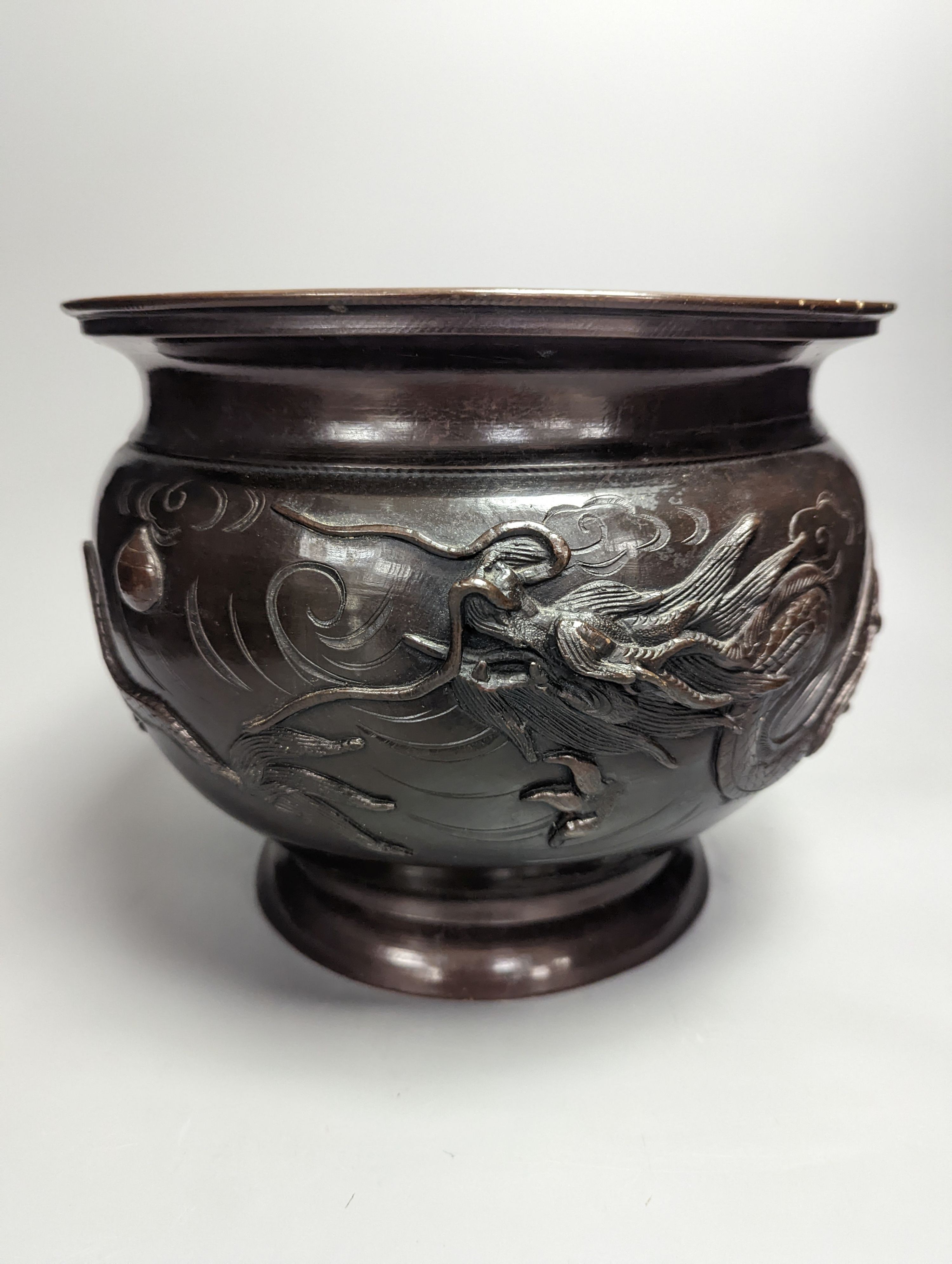 A Japanese bronze ‘dragon’ jardiniere, late 19th century, 26 cm diameter